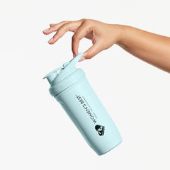الشكل الكبير: "Large Metal Shaker | Whispering Blue" من ماركة سعودي شارك.