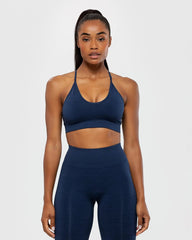 حمالة صدر نسائية واحدة صدرية رياضية Define Seamless Racer Back حمالة صدر بلون أزرق سافير من WOMEN'S BEST وبنطال ضيق.