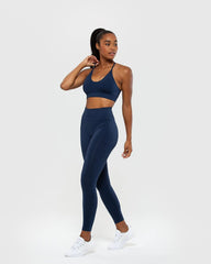 امرأة ترتدي حمالة صدر نسائية من BEST Define Seamless Racer Back باللون الأزرق الياقوتي.
