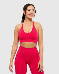 امرأة ترتدي حمالة صدر BEST Define Seamless Racer Back للسيدات باللون Viva Magenta وطماق بدون درزات.
