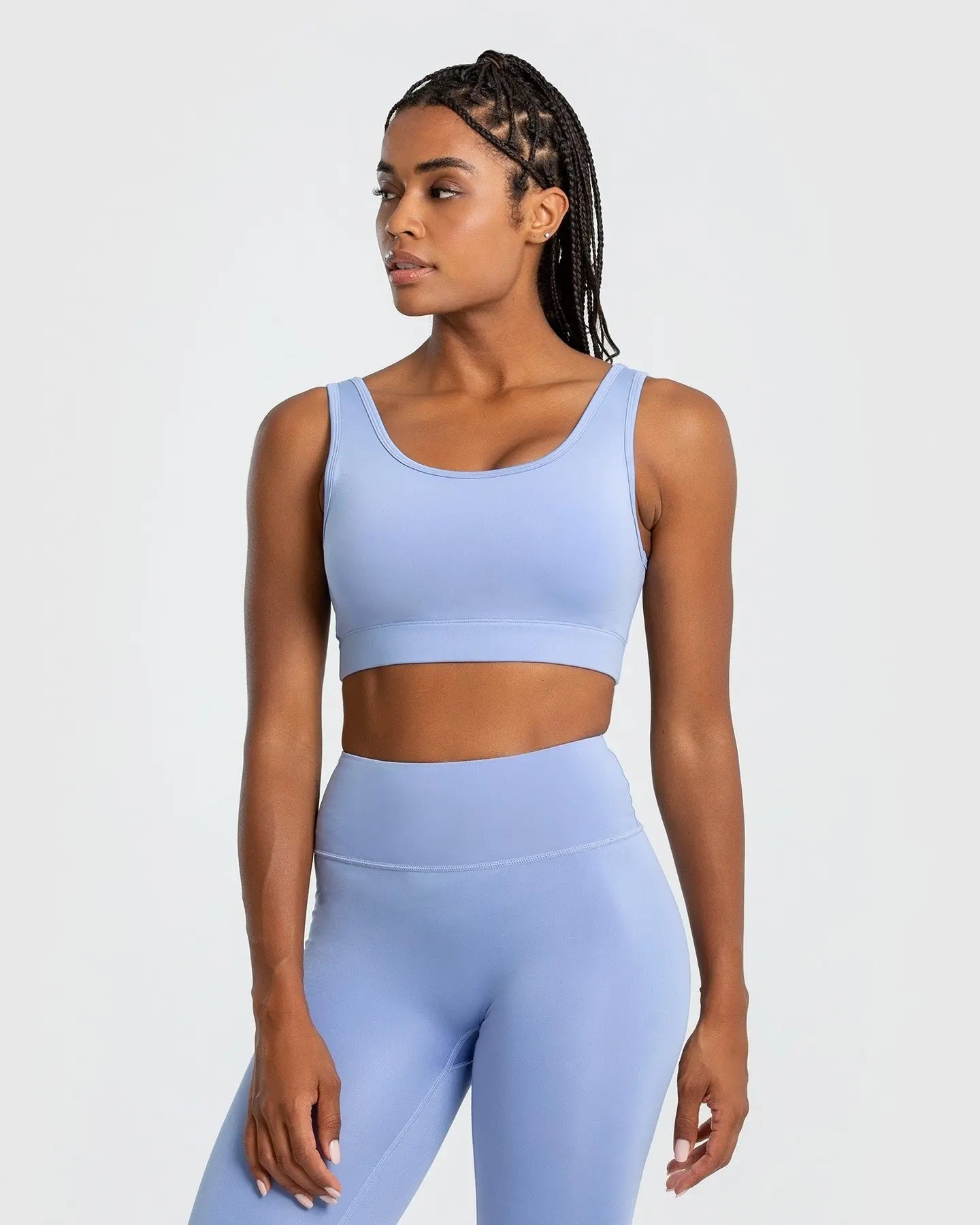 الوصف: حمالة صدر رياضية للنساء من Essential Sports Bra باللون الأزرق الداكن من WOMEN'S BEST وبنطال رياضي.