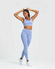 وصف: حمالة صدر رياضية "Essential Sports Bra" باللون الأزرق الفاتحة وبنطال من WOMEN'S BEST.