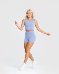 وصف: سيدة ترتدي شورت Essential Shorts بلون أزرق فاتح من WOMEN'S BEST وشورت