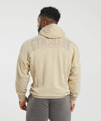 رجل يرتدي Gymshark التقليدي | ملابس United We Sweat "Heritage Washed Hoodie" مع بنطال رياضي.