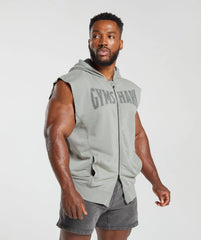رجل يرتدي Gymshark | United We Sweat Heritage هوديي وسروال قصير بدون أكمام.