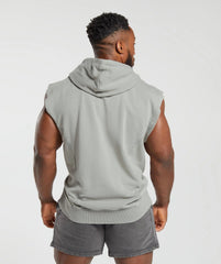 المنظر الخلفي لرجل يرتدي Gymshark رمادي | سترة بغطاء رأس بسحاب بدون أكمام من United We Sweat Heritage مصنوعة من نسيج مع أكمام.