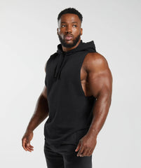 رجل يرتدي هودي Legacy Drop Arm أسود بدون أكمام بتصميم عصري من Gymshark | متحدون نحن نتعرق.