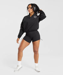 امرأة ترتدي سويت شيرت Legacy كبير الحجم من Gymshark | يونايتد نحن نتعرق من أجل الراحة.