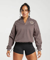 وصف: ملابس نسائية قميص رمادي عالي الجودة من Gymshark | United We Sweat وشورت أسود.
