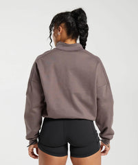 المنظر الأمامي لامرأة ترتدي سويت شيرت رمادي اللون Legacy Oversize Sweatshirt من Gymshark | United We Sweat وشورت أس.