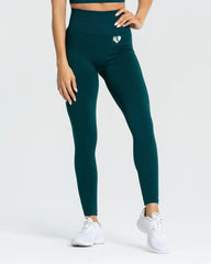 امرأة ترتدي طماق Move Seamless | Smaragd Green Solid من WOMEN'S BEST.