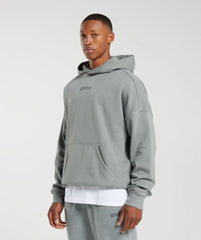 وصف: رجل يرتدي هودي شرقي من Gymshark | United We Sweat وسروال رياض