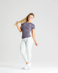 امرأة ترتدي تي شيرت BEST Power Seamless للنساء | الفحم واللباس الداخلي.