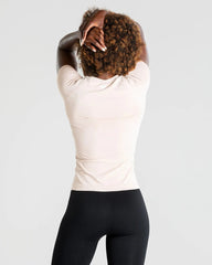 الجزء الخلفي لامرأة ترتدي طماق سوداء وتي شيرت نسائي بدون خياطة من BEST Power | ناقص.