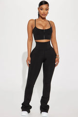 ترتدي العارضة حمالة صدر رياضية Break A Sweat Active باللون الأسود مع بنطال ضيق أسود من Fashion Nova.