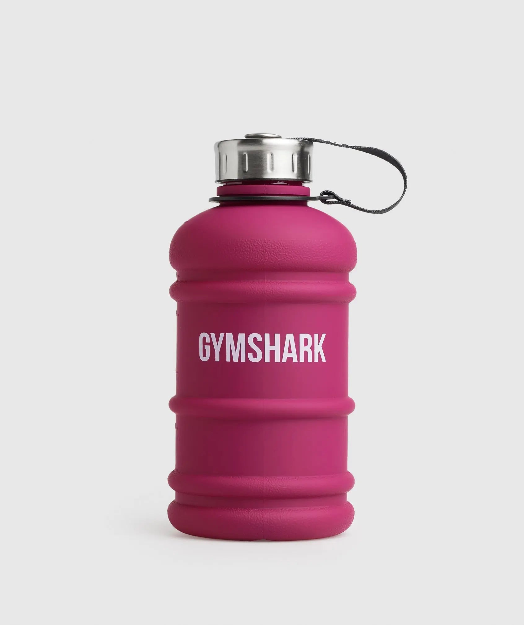 زجاجة مياه SAUDI SHARK باللون الوردي سعة 1 لتر عليها كلمة Gymshark، وتتميز بشعار القرش السعودي الشهير.