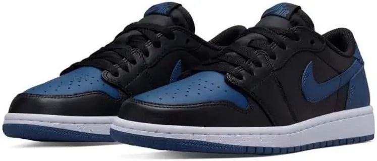 حذاء SAUDI SHARK Nike Dunk Low باللونين الأسود والأزرق هو حذاء رياضي أنيق.