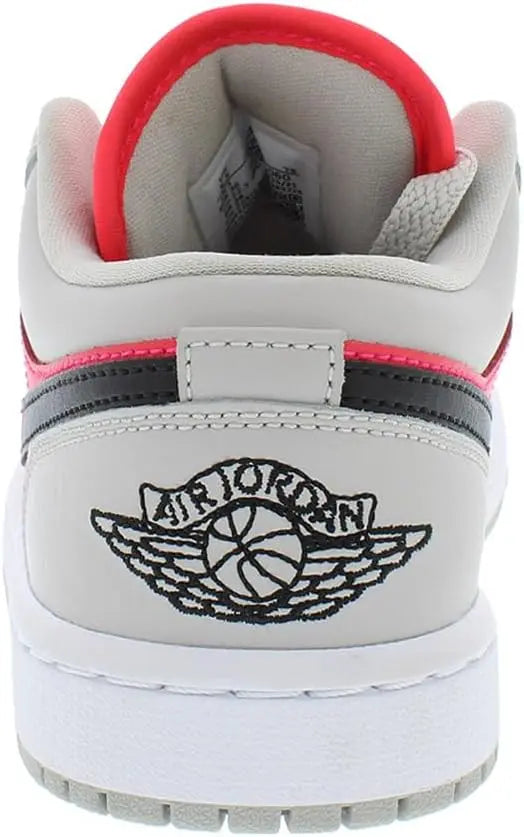 القرش السعودي | العلامة التجارية سعودي Air Jordan 1 Low - رمادي/أسود/أحمر هو حذاء رياضي أنيق ومبدع يوفر راحة ودعم لا يصدق. سواء كنت من محبي حذاء الجري فينتشر للنساء من نايك.