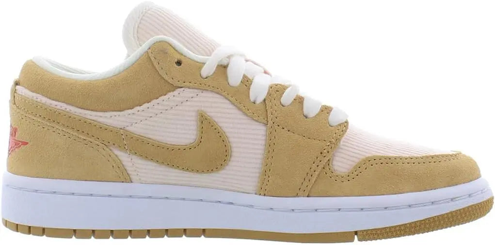 القرش السعودي البيج و الأبيض | العلامة التجارية السعودية Nike Dunk Low، حذاء رياضي أنيق يجمع بين التصميم الأيقوني واللمسة العصرية.