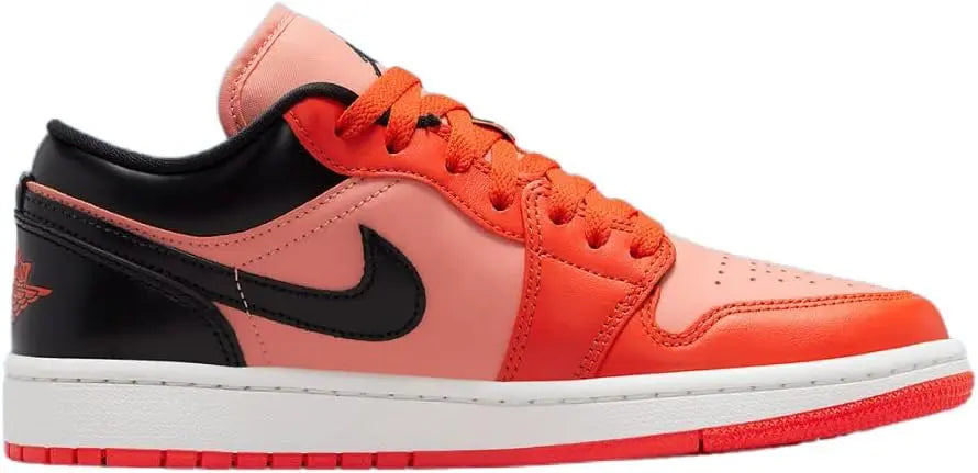 القرش السعودي البرتقالي والأسود | العلامة التجارية سعودي Air Jordan 1 Low هو حذاء رياضي أنيق.