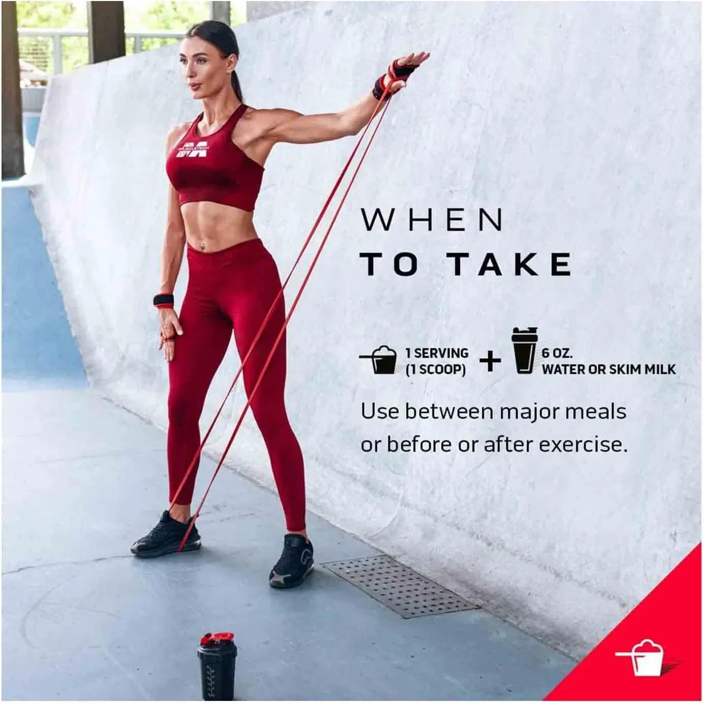 امرأة تمسك بحبل مكتوب عليه "متى يجب تناوله" وتستمتع بفوائد مكمل SAUDI SHARK Muscletech Nitro Tech Whey Gold Strawberry (999 جم/2.20 رطل).