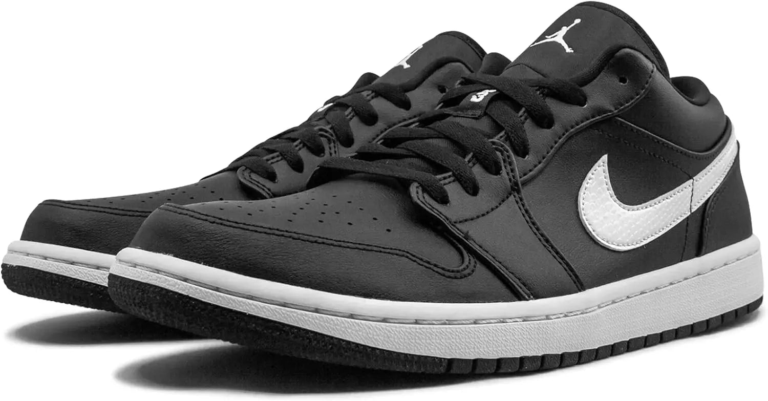 القرش السعودي | براند سعودي Air Jordan Dunk Low Black White هو حذاء رياضي أنيق يجمع بين التصميم المميز لـ SAUDI SHARK | ماركة سعودية مع مزيج الألوان الخالدة من الأسود والأبيض. مثالي للرياضة والملابس الكاجوال، هذا الحذاء يوفر الراحة.
