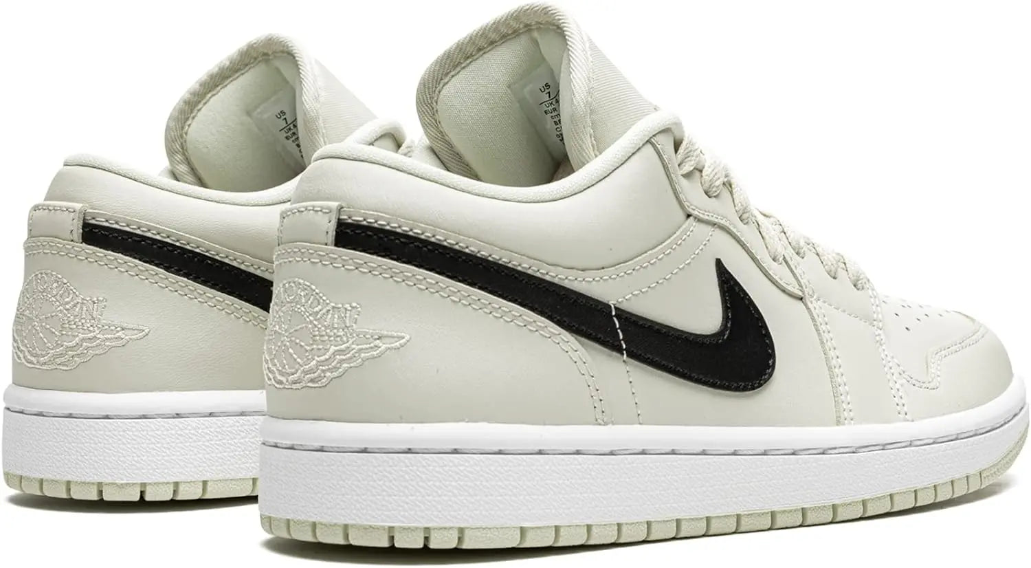 الحذاء الرياضي SAUDI SHARK | العلامة التجارية سعودي Air Jordan 1 Low متوفر باللون الأبيض.