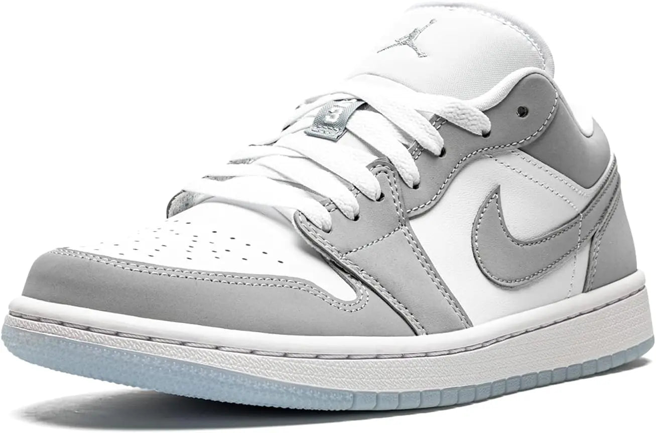 القرش السعودي | العلامة التجارية سعودي Air Jordan 1 Low OG باللون الأبيض/الأزرق هو الحذاء الرياضي المثالي.