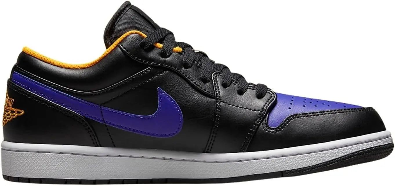 الحذاء الرياضي SAUDI SHARK Jordan 1 Low هو أسود وأرجواني.