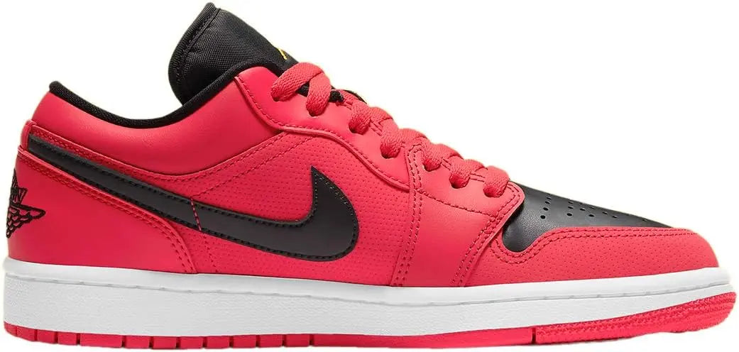 القرش السعودي الاحمر والاسود | العلامة التجارية سعودي Air Jordan Dunk Low هو حذاء رياضي.