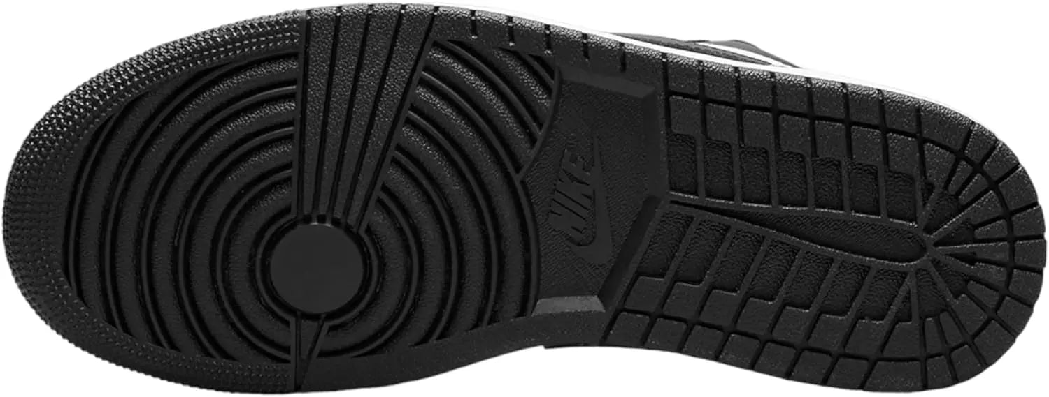 تتميز ماركة سعودي في الجري بالحذاء فينتشر للنساء من نايك بالشعار الأيقوني لـ Nike swoosh .