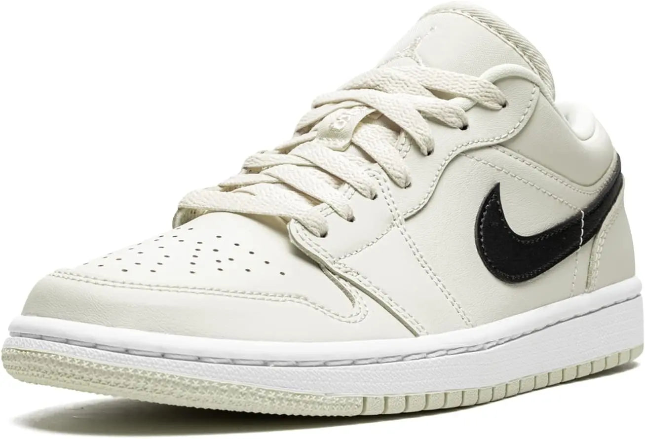 حذاء رياضي نايك دانك لو (Nike Dunk Low) أبيض اللون تم استبداله بحذاء الجري فينتشر للنساء من ماركة نايك السعودية.