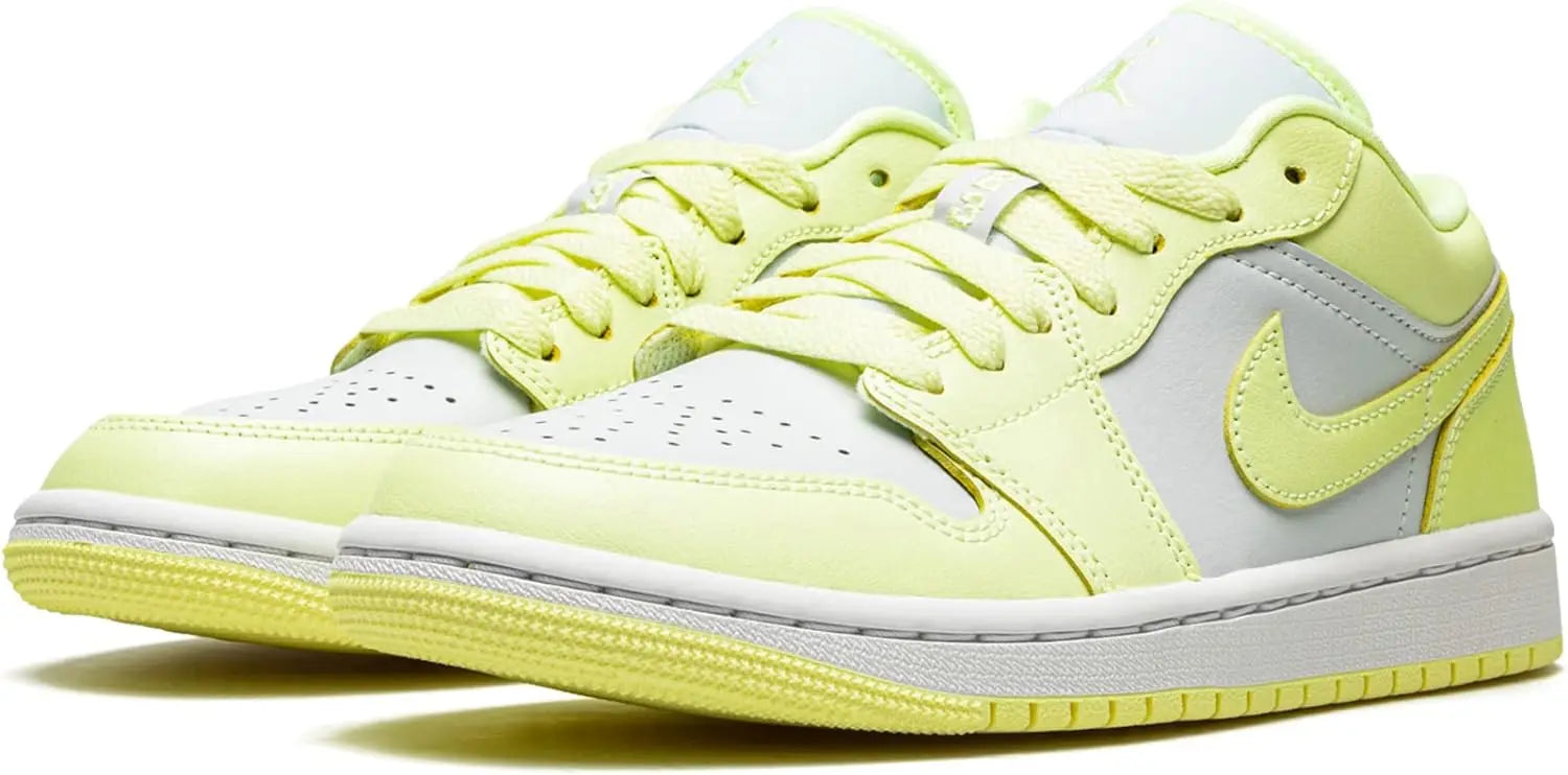 حذاء رياضي "Air Jordan Dunk Low" من العلامة التجارية سعودي هو حذاء رياضي مصمم باللون الأصفر