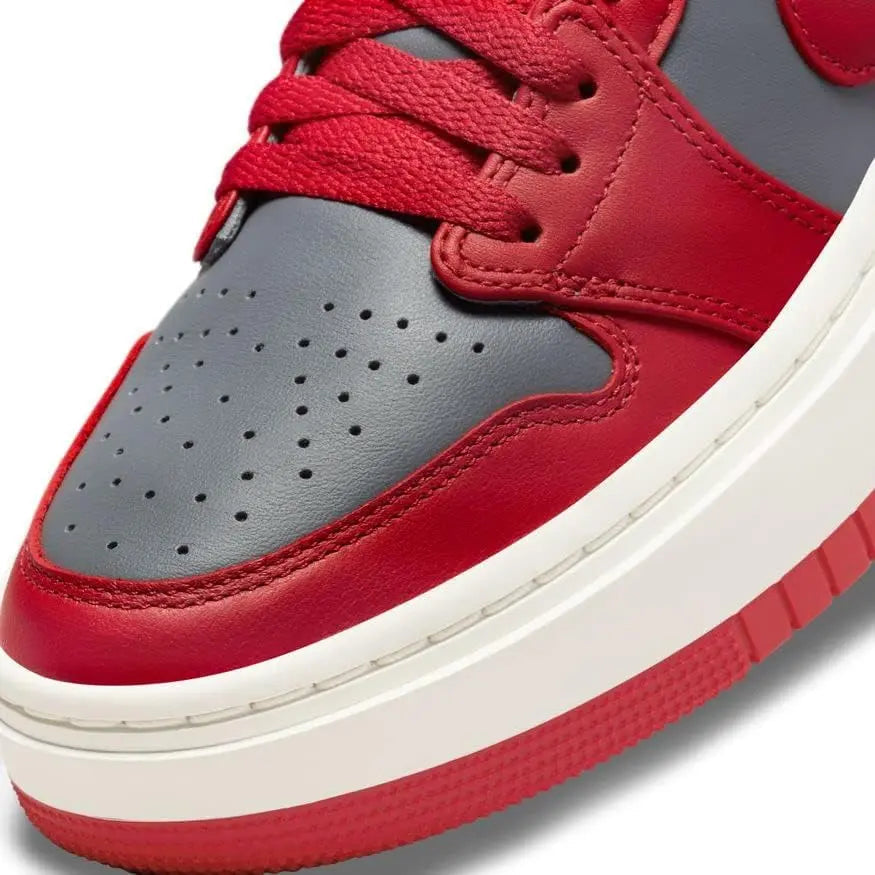 الوصف: حذاء رياضي "SAUDI SHARK | العلامة التجارية سعودي 'air force 1 low'" أحمر ورمادي