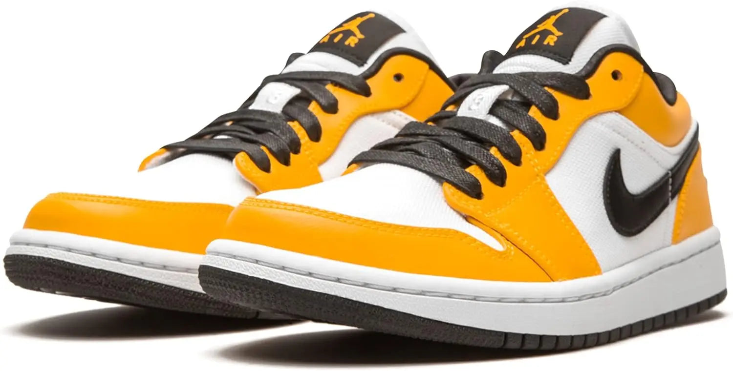 حذاء رياضي "Air Jordan Dunk Low" من العلامة التجارية سعودي هو حذاء رياضي أصفر وأسود.
