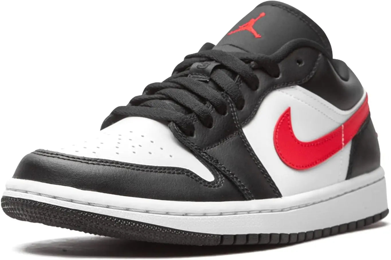 القرش السعودي | العلامة التجارية سعودي Air Jordan 1 Low أسود / أبيض / أحمر هو حذاء رياضي أنيق.