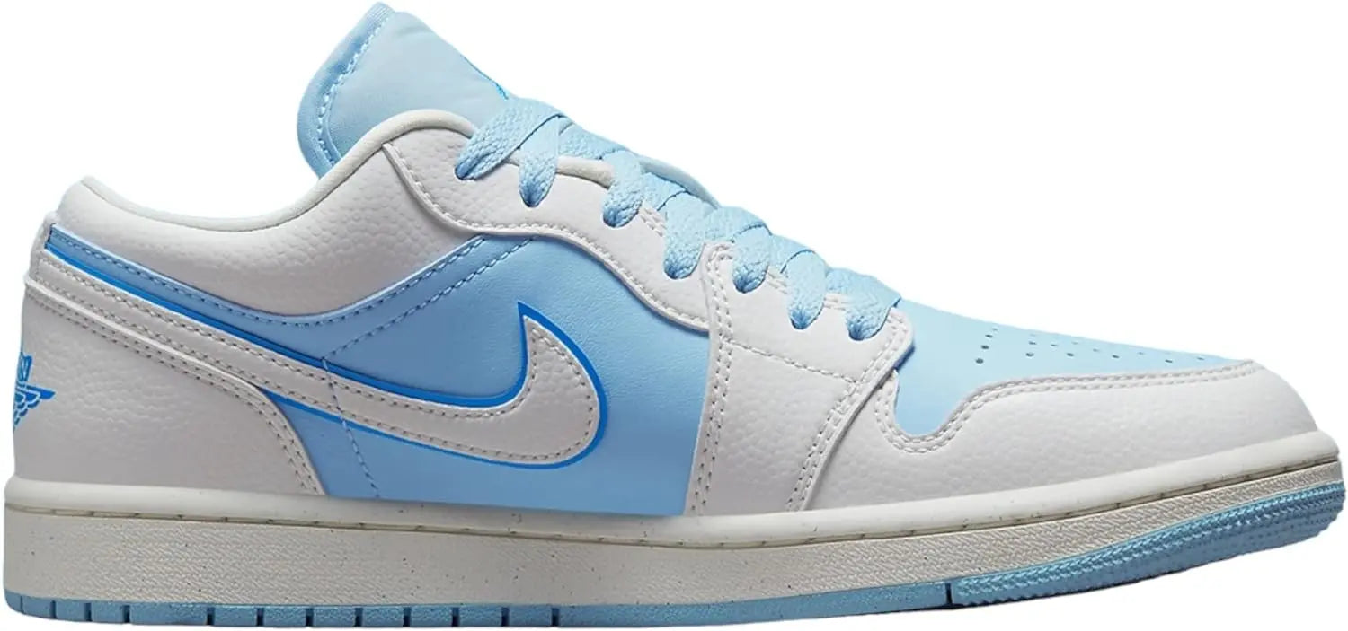 حذاء رياضي Air Jordan Dunk Low متوفر باللون الأبيض والأزرق.