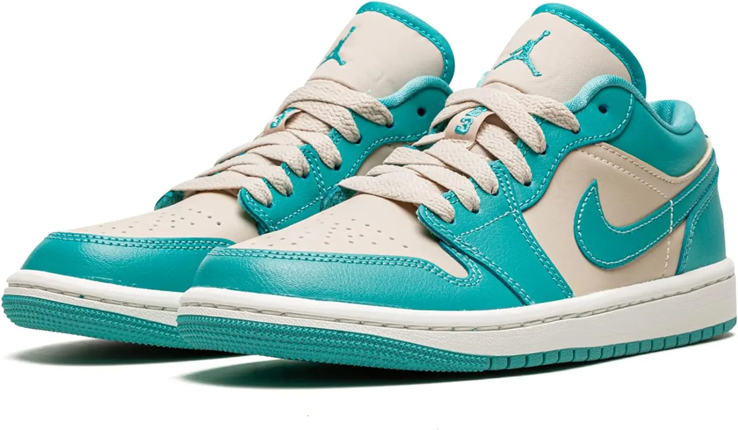 حذاء رياضي: القرش السعودي | العلامة التجارية سعودي Air Jordan 1 Low هو حذاء رياضي باللون الأزرق المخضر.