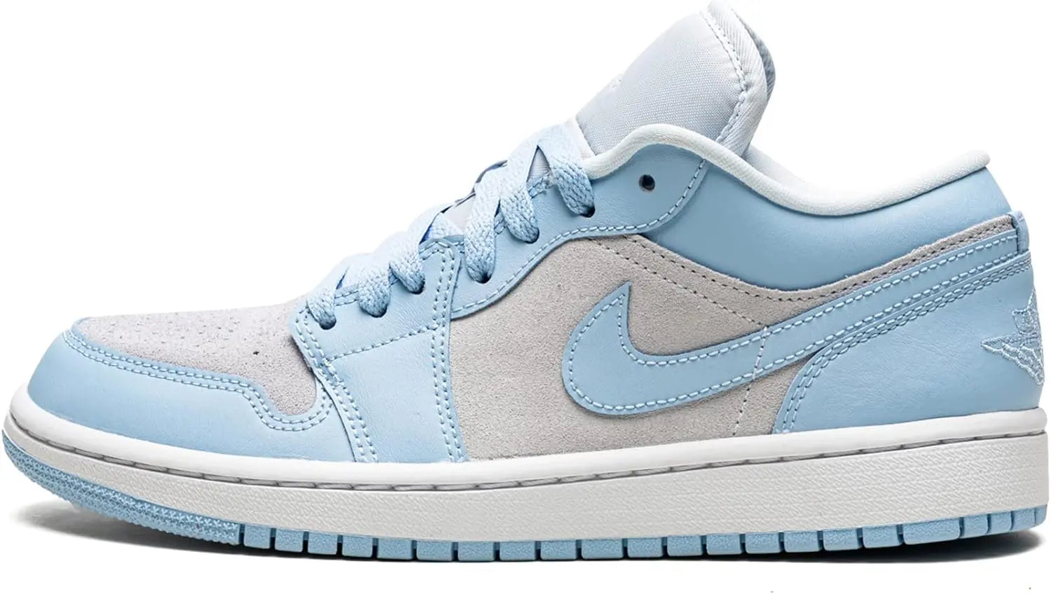 الحذاء الرياضي SAUDI SHARK | العلامة التجارية سعودي Air Jordan 1 Low متوفر باللون الأخضر الفاتح والأبي.