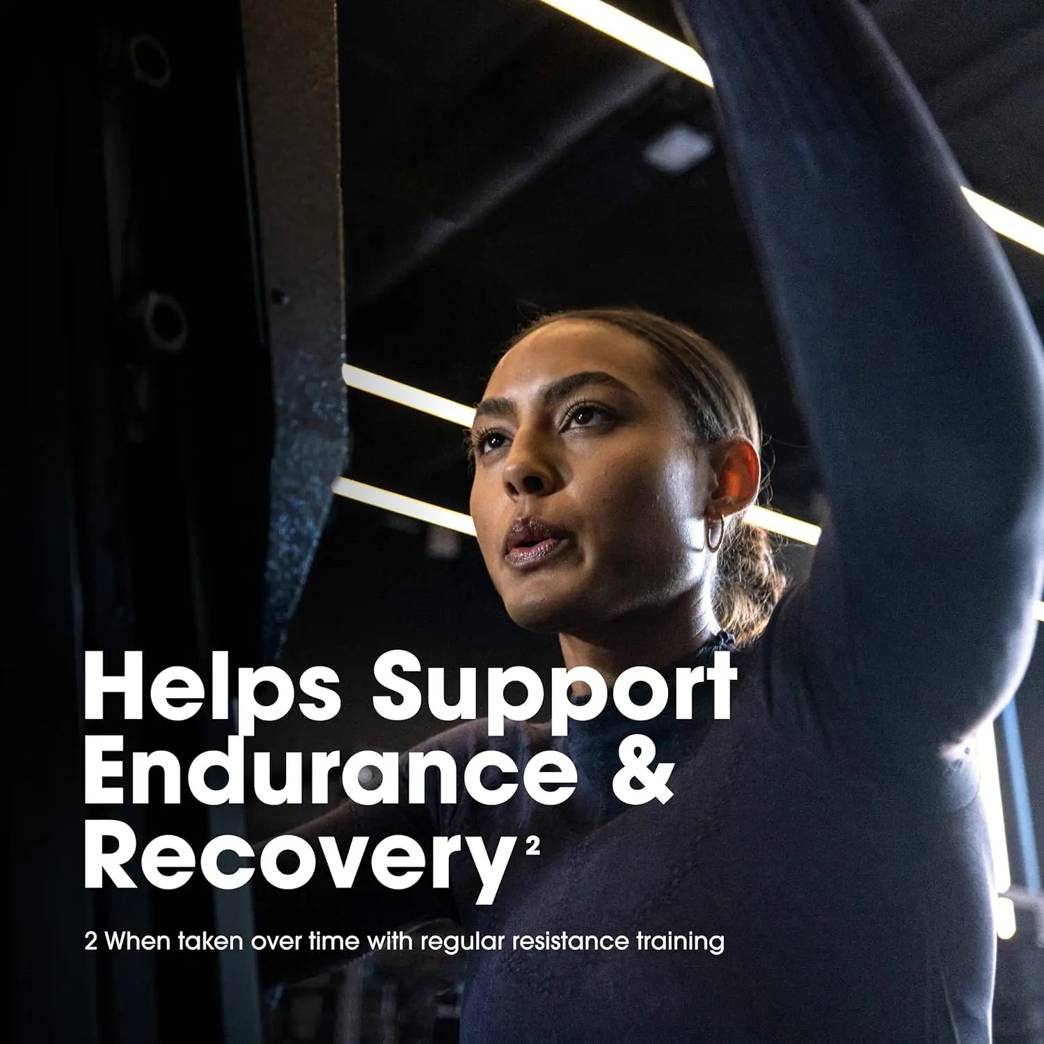 امرأة ترفع الأثقال في صالة الألعاب الرياضية مع SAUDI SHARK Optimum Nutrition Gold Standard 100% Whey Protein Isolate Powder، الفراولة اللذيذة، 2 رطل، 29 حصة تدعم التعافي والقدرة على التحمل.