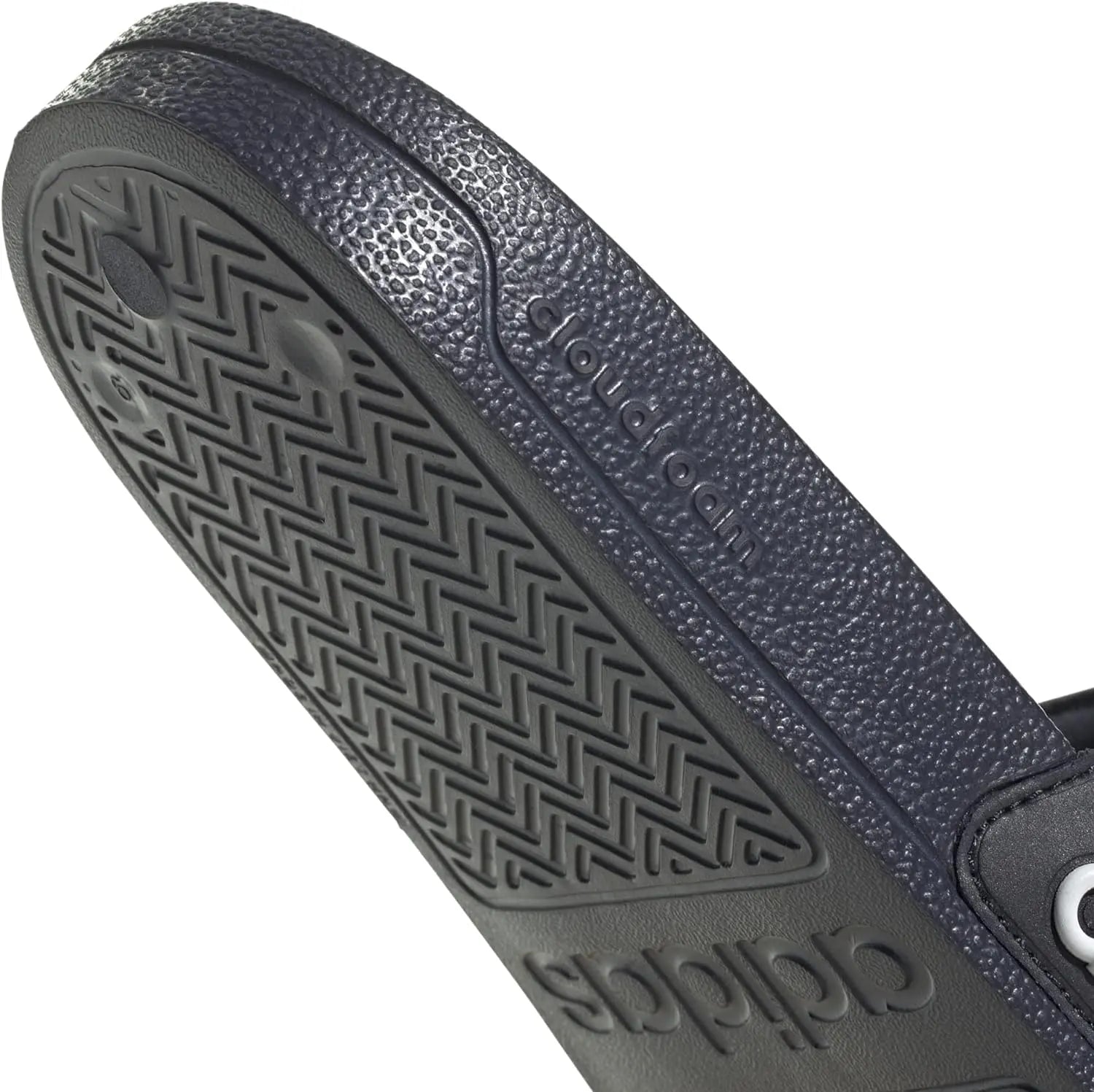 زوج من نعال adidas ADILETTE SHOWER للجنسين للكبار من SAUDI SHARK | ماركة سعودي.