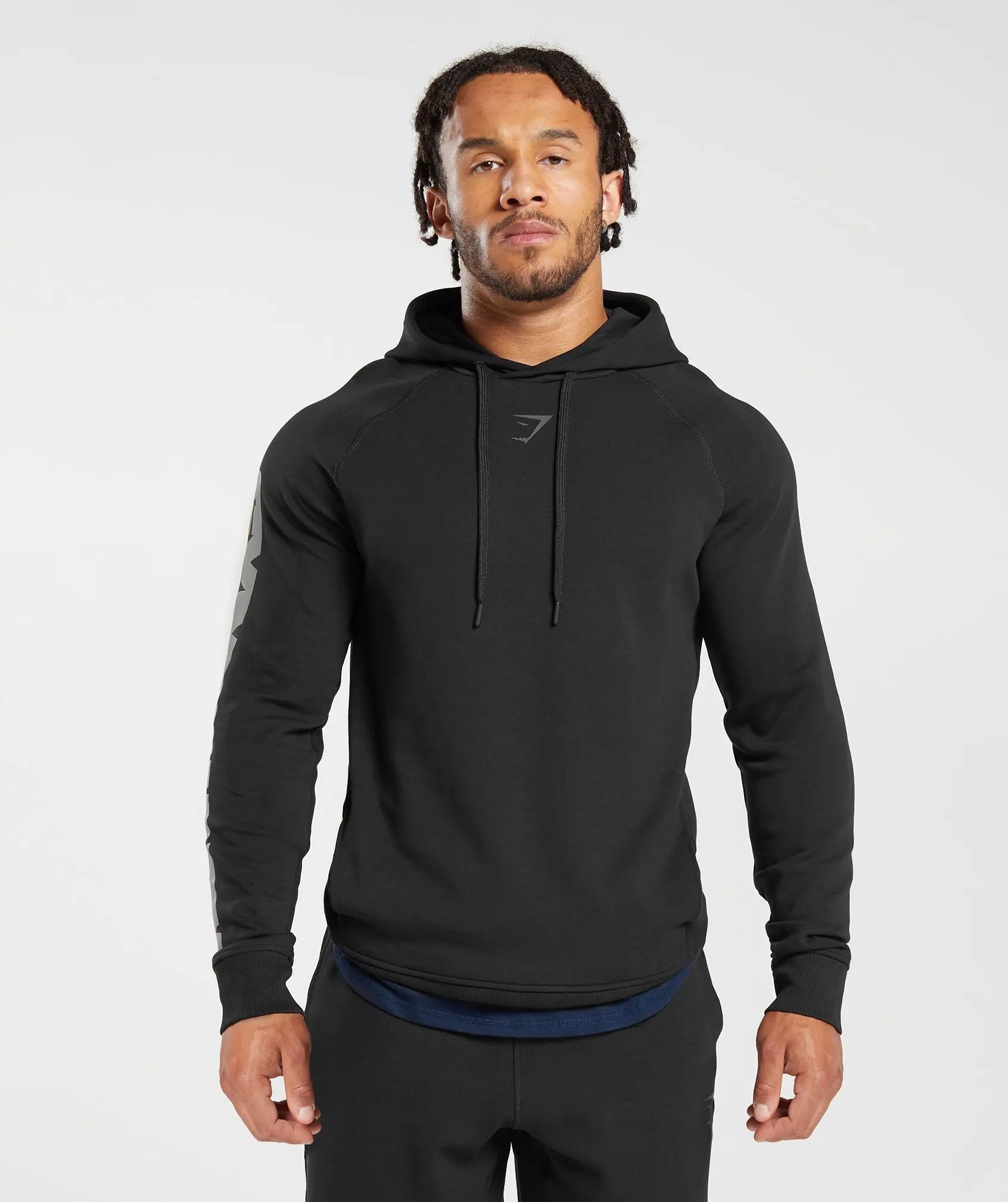 رجل يرتدي Gymshark | سترة بقلنسوة وسروال للركض من United We Sweat مصنوعة من قماش سميك.