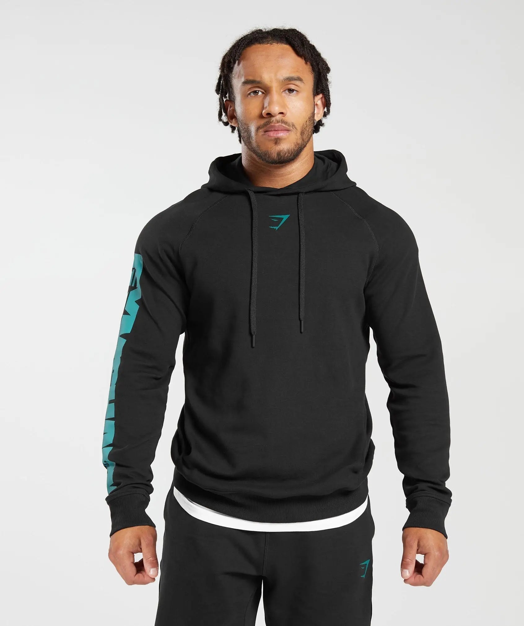 رجل يرتدي Gymshark | سترة United We Sweat Bold مصنوعة من مواد عالية الجودة.