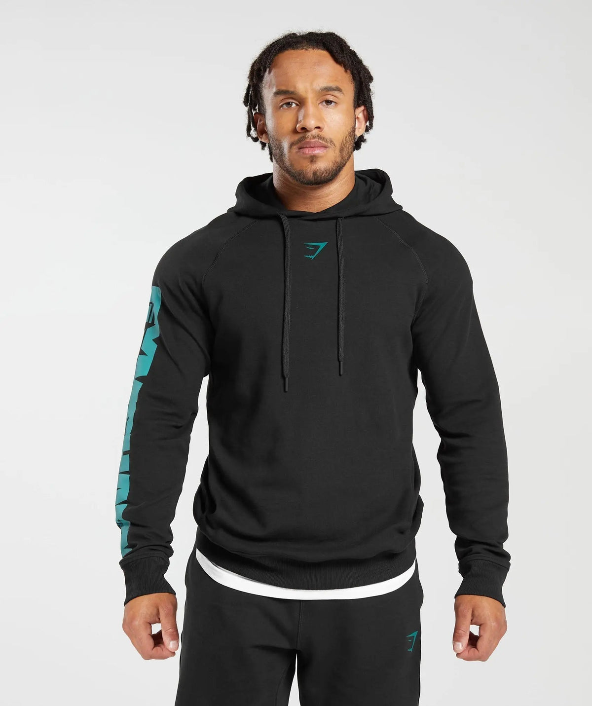 رجل يرتدي Gymshark | سترة United We Sweat Bold مصنوعة من مواد عالية الجودة.