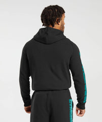 رجل يرتدي Gymshark | سترة United We Sweat Bold، مصنوعة من مواد عالية الجودة.