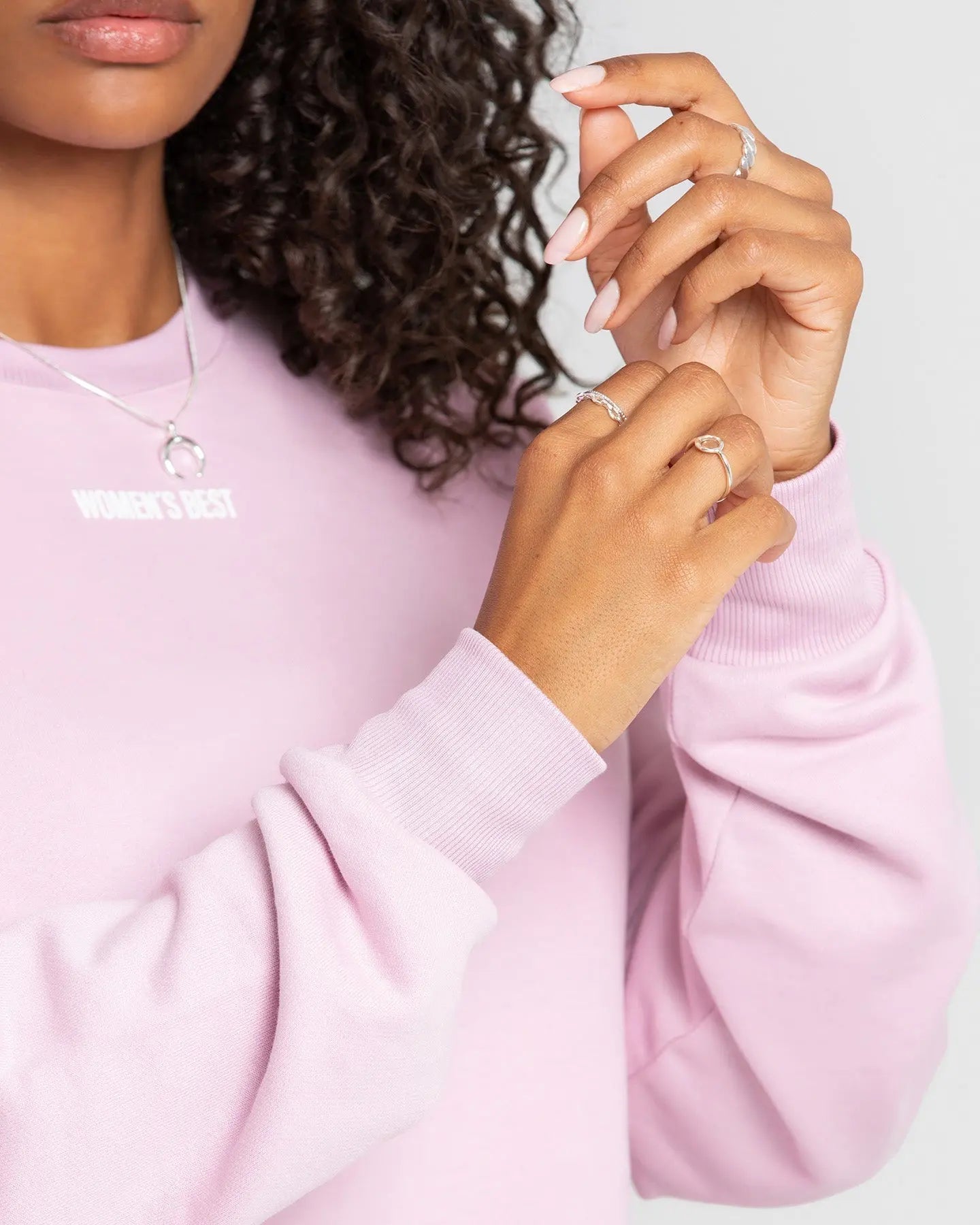 تتميز بمظهر المرأة الذي ترتدي كنزة وردية من WOMEN'S BEST Comfort Cropped Crew Neck | باستيل روز بجاذبية فائقة.