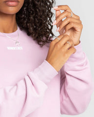 تتميز بمظهر المرأة الذي ترتدي كنزة وردية من WOMEN'S BEST Comfort Cropped Crew Neck | باستيل روز بجاذبية فائقة.
