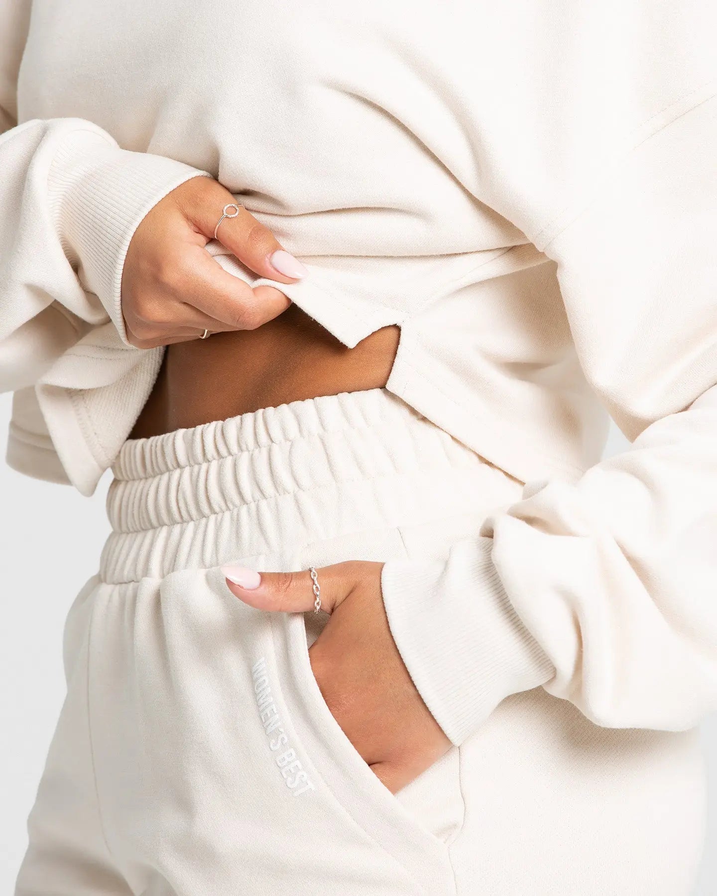 وهيئة امرأة ترتدي "Comfort Cropped Crew Neck Jacket | Sand" من WOMEN'S BEST وبنطلون رياض