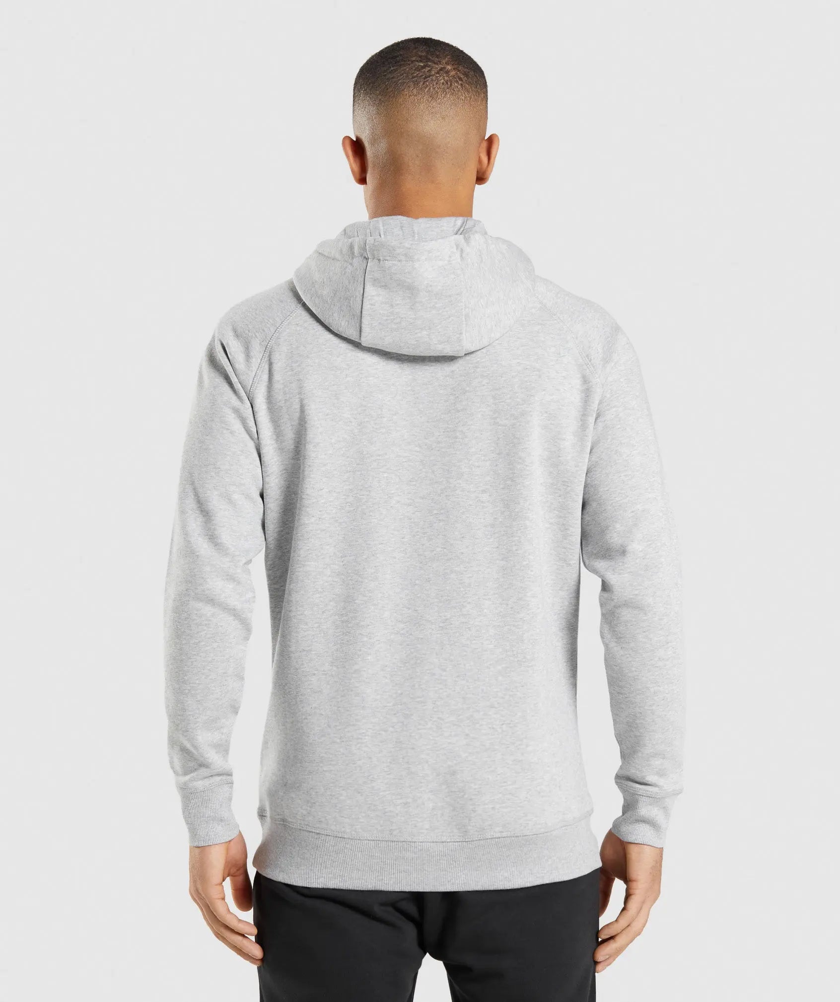 رجل يرتدي سترة كريست المريحة والأنيقة من Gymshark | يونايتد وي سويت بتصميم عصري وأنيق.