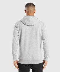 رجل يرتدي سترة كريست المريحة والأنيقة من Gymshark | يونايتد وي سويت بتصميم عصري وأنيق.
